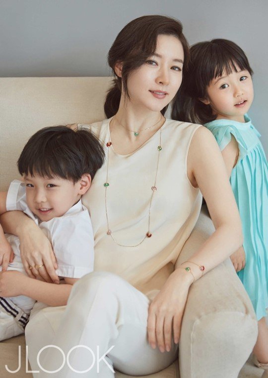 Актриса Ли Ён Э и ее очаровательные дети