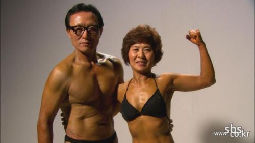 Пожилая пара демонстрирует спортивное тело, благодаря парным упражнениям [видео]